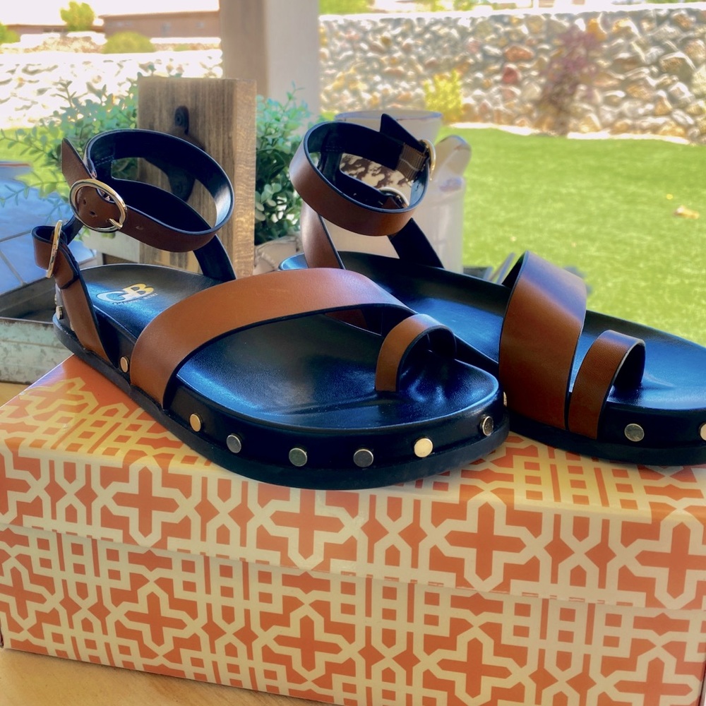 GB Main-Stage Leather Studded Toe-Loop Sandals